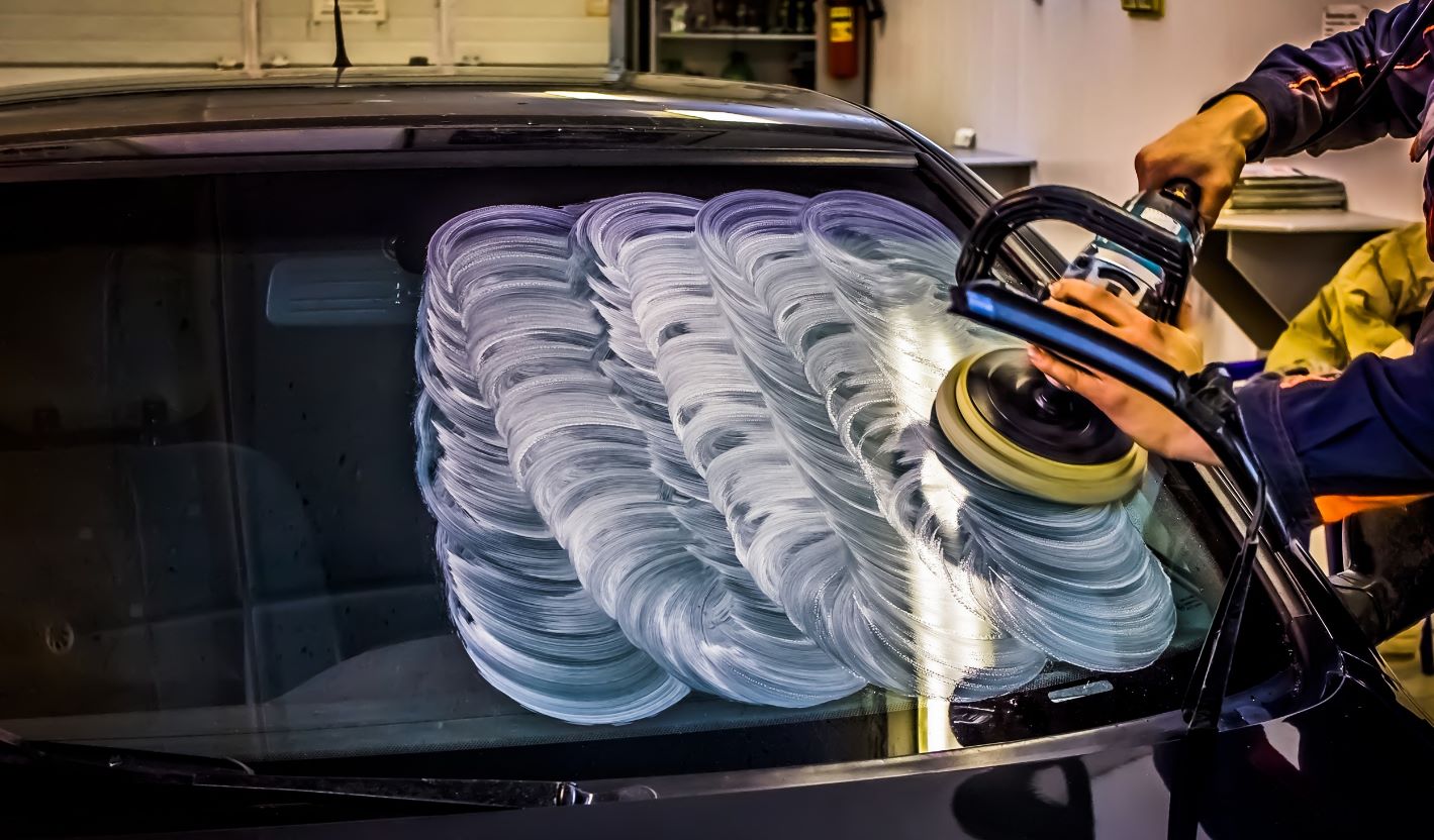Полируем стекла автомобиля от царапин в домашних условиях